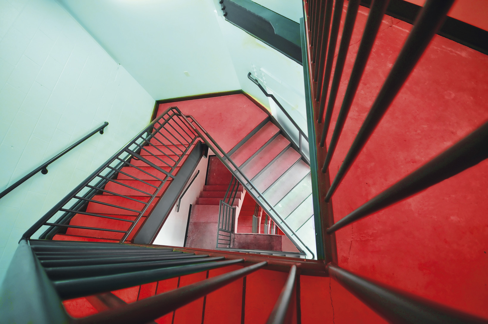 Красные ступеньки. Красная лестница. Лестница красного цвета. Лестница красно черная. Красная лестница в доме.
